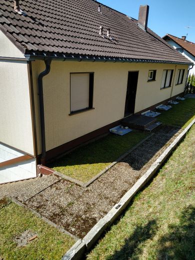 Vielseitig nutzbares Zweifamilienhaus mit unverbaubarer Aussicht – Terrasse hinter dem Haus