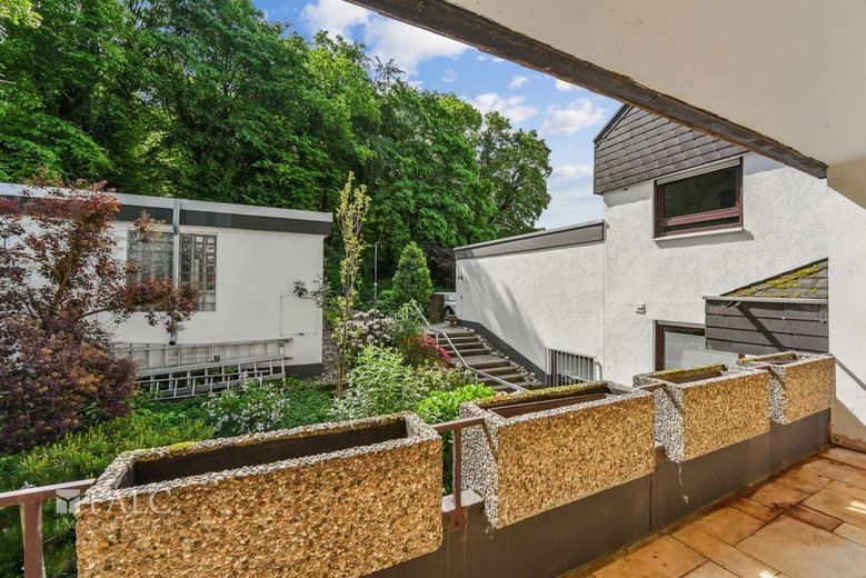 Wohnen am Waldrand: 4-Zimmerwohnung mit zwei Loggien und Garage – Loggia nach Südosten