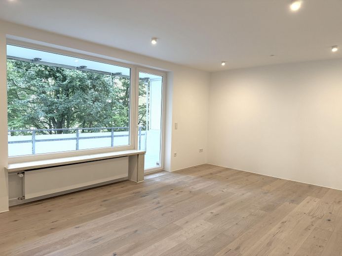 Kernsanierte 2,5-Zimmer-Wohnung mit Balkon in Solln – Erstbezug, provisionsfrei – Wohnzimmer