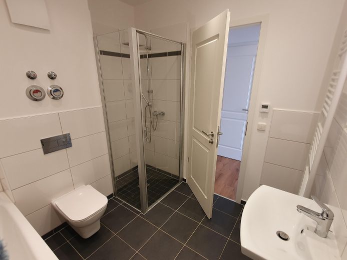 Gerenoveerd EN direct beschikbaar: tuinappartement m. eigen ingang, vloerverwarming, meer- en stationsnabijheid – Bad 3