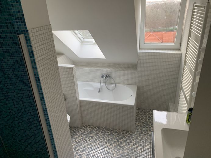 Moritzberg: 4,5-Zimmer-Maisonette-Wohnung mit Balkon und Garten – Bad 2. OG
