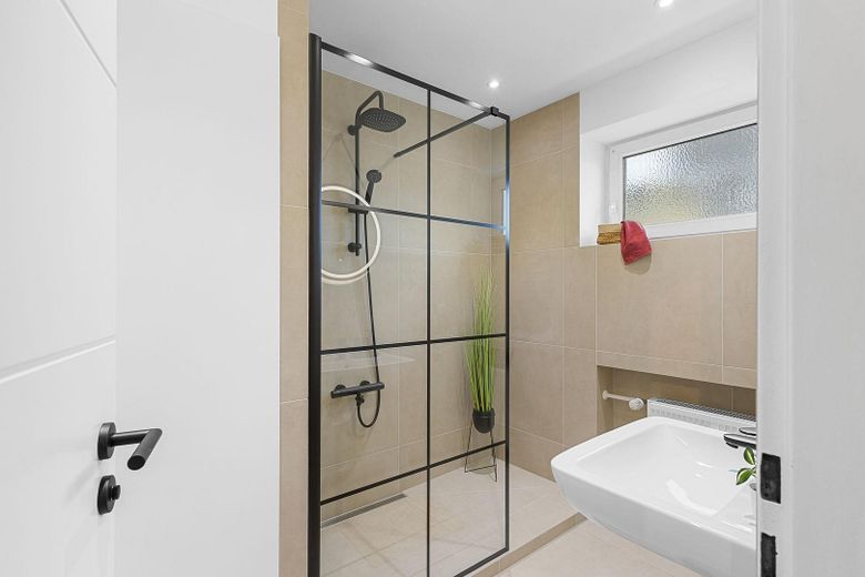 Sofort einziehen! Helle, renovierte Wohnung in toller Lage von Straubing – Badezimmer
