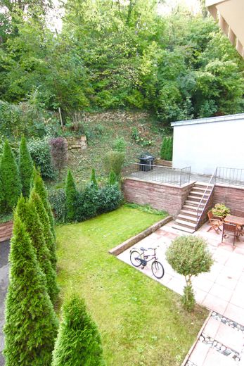 Vivienda lujosa en una zona residencial verde de HHL, en las afueras del centro de la ciudad, con jardín y plaza de aparcamiento para coche. – Grillterrasse