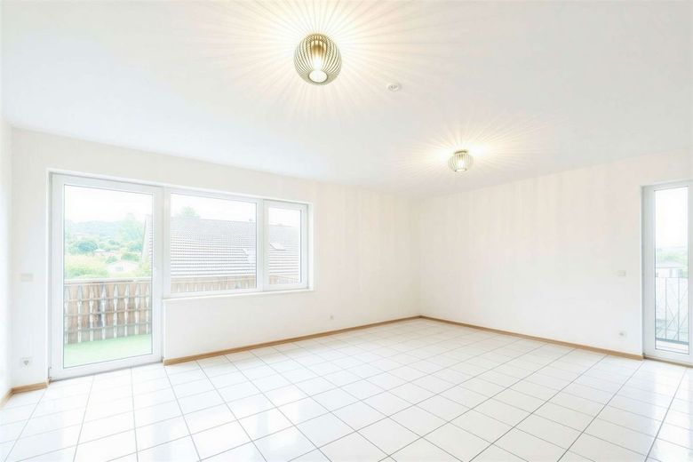 Wohnen auf einer Ebene - 143 m² modernisiert mit Balkon &amp; Garage – Wohnzimmer