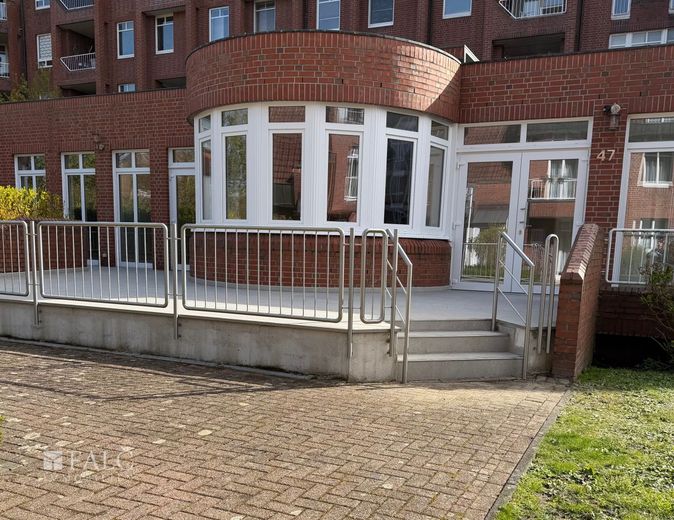 Exklusives Wohnen auf einer Ebene - 6 Zimmer, ca. 220 m², Balkon &amp; TG-Stellplatz möglich – Außenansicht