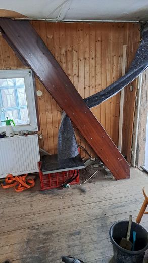 Kleines Einfamilienhaus -- HANDWERKER ZU MIR – Treppe ins OG