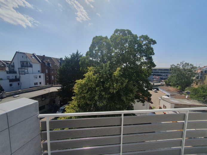 Elegante und große  Wohnung - Dachgeschoss - mit viel Platz – Aussicht vom Balkon