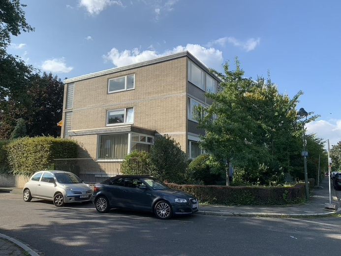 Exklusive, vollständig renovierte 1-Zimmer-Wohnung mit Einbauküche in Düsseldorf – Haus Seitenansicht1