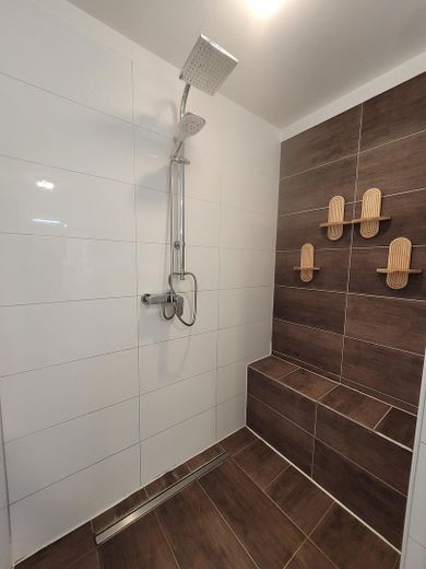 فيلا مدينة مستقلة في موقع متميز – XL Dusche OG