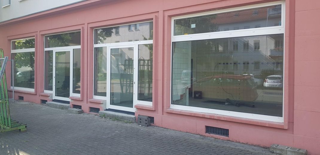 183 qm am Wasserturm, große Laden-/Büro- Praxisräume in zentraler Lage von Markkleeberg zu vermieten – neue Fenster- und Türenfront
