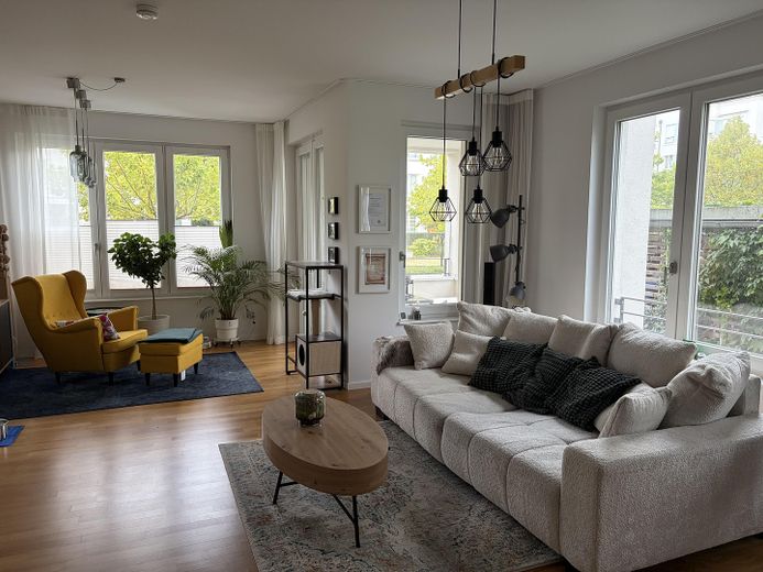 Neubauwohnung von Privat, barrierefrei mit Fußbodenheizung, SmartHome, eigenem Garten und Balkon – Wohnzimmer