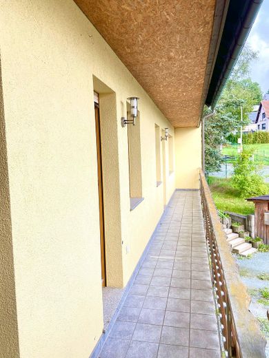 *** Schöne 4,5 Zimmer Wohnung mit zwei modernen Bädern, EBK, Balkon, Terrasse und Garten *** – Großer Balkon