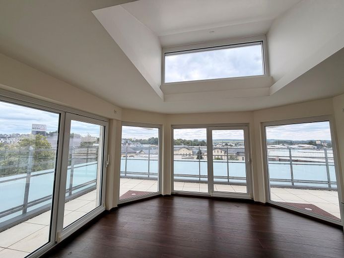 Limburg şehir merkezinde lüks penthouse – 196 m², katedral manzarası, whirlpool ve Gaggenau mutfak – Wohnzimmer mit Oberlicht 