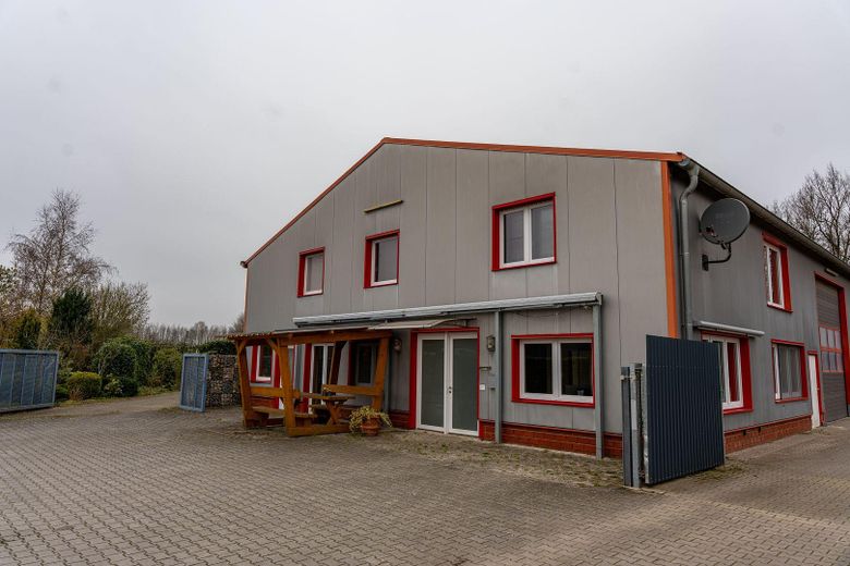 Vielseitige Gewerbeimmobilie in Wietmarschen OT Lohne: Halle, Büro & Wohnhaus – Büro Haupteingang