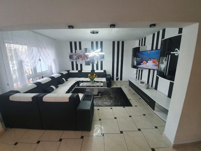 BEZUGSFREI ab 01.11.26: 4-Zi.-Maisonette (109m²) mit TG-Stellplatz & Balkon in Uni-Nähe! – Wohnzimmer