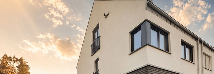 Seitliche Ansicht mit Einfahrt