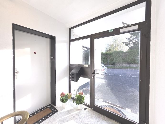 ++ MODERNISIERTES DREIFAMILIENHAUS + DOPPELGARAGE + GARTEN IN GUTER LAGE!! ++ – EINGANGSBEREICH