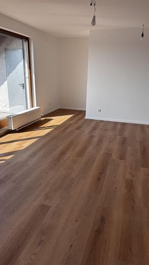 Erstbezug nach Renovierung: Moderne 2ZKB mit großer Dachloggia, EBK und Stellplatz – Wohnzimmer