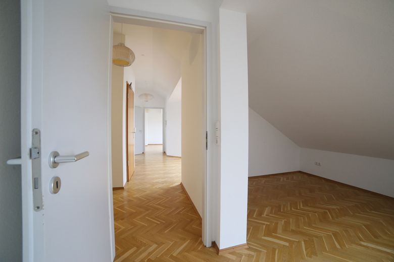 Luminoso e arioso appartamento mansardato di 2,5 locali con cucina abitabile nel Nordend-Ost – Blick durch die Wohnung, 2. Zi