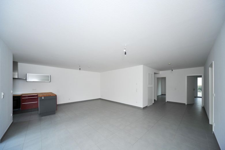 Exklusive 4-Zimmer +Energie Wohnung mit Fußbodenheiz/-kühlung und sehr geringen Energiekosten – Wohn- und Eingangsbereich