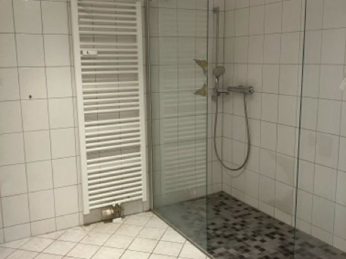 Rollstuhlgerechte Wohnung mit eigenem Eingang und großem Bad – Foto 1