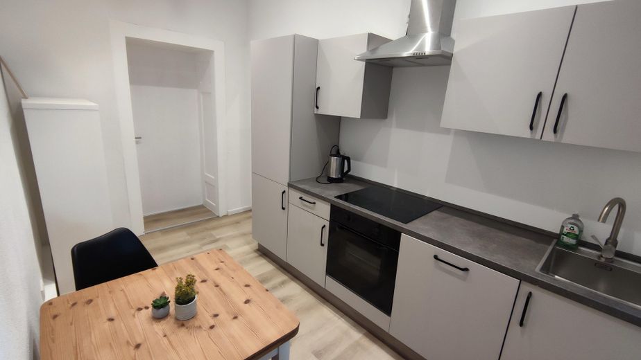 1 möbliertes Zimmer in 2er Frauen WG in Nürnberg Südstadt – Einbauküche mit Sitzecke