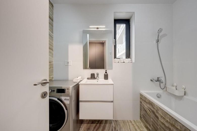 **zwei-Zimmer-Wohnung mit Einbauküche und Balkon** – 655030544