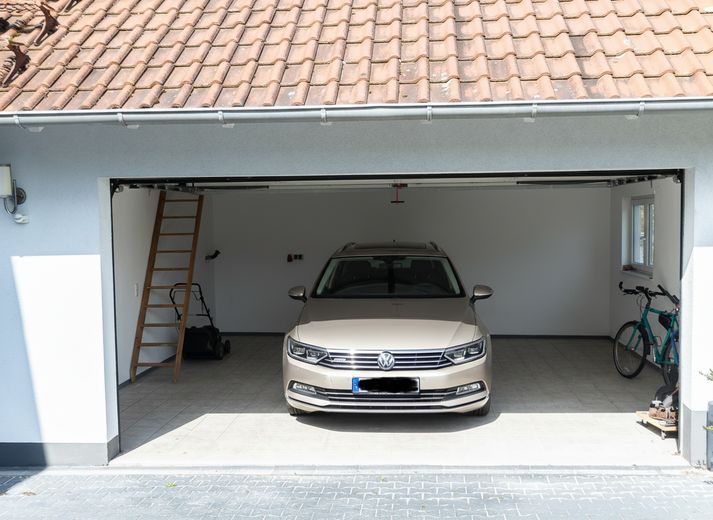Charmantes Einfamilienhaus mit besonderem Wohnambiente – Garage