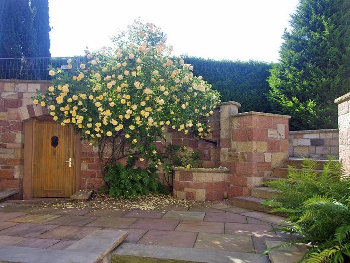 Innenhof mit Weinkeller