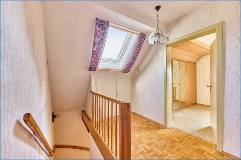 ** Ihr Eigenheim zum Gestalten ** älteres Einfamilienhaus mit zusätzlichem Bauplatz – Flur OG