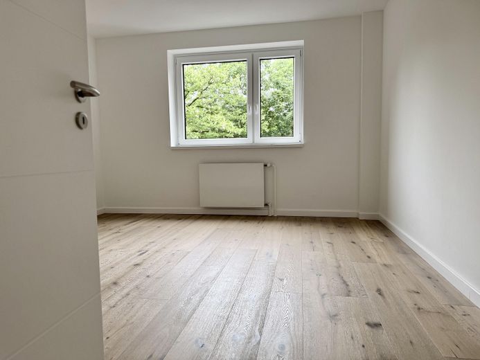 Modern ausgestattete 2-Zimmer-Wohnung in zentraler Lage von HH-Rissen – Schlafzimmer