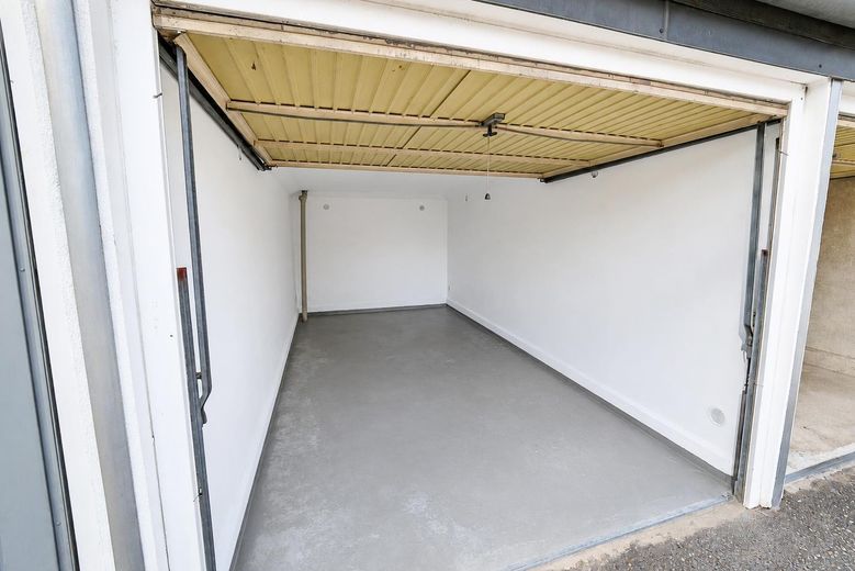 Aile dostu 4 odalı daire – merkezi konumda ve kapsamlı şekilde yenilenmiş – Garage