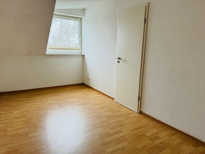 Bezugsfreie, helle 3 Zimmer Wohnung mit großer Dachterrasse, Stellplatz & Nähe S-Bahn – Schlafzimmer 2