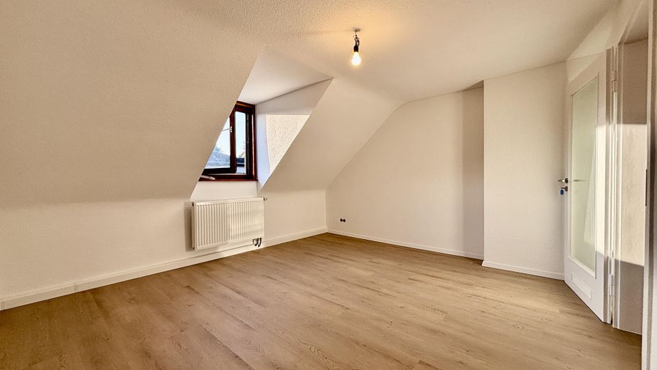 Appartamento di 3 locali appena ristrutturato all’ultimo piano – libero subito | Düren – Schlafzimmer 1