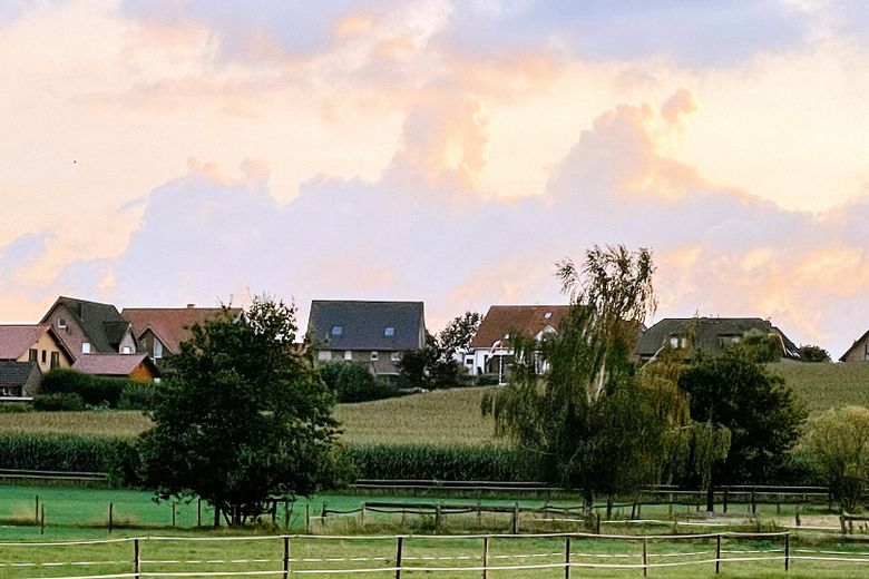 Senza commissioni! Casa bifamiliare sfalsata su più livelli, personalizzata, con garage doppio e vista panoramica! – Blick aufs Haus