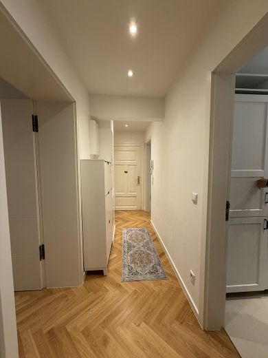 Balıksırtı parke zeminli, Berlin-Wilmersdorf’ta süreli kiralık, mobilyalı 3 odalı eski bina dairesi, 80m2 – Flur