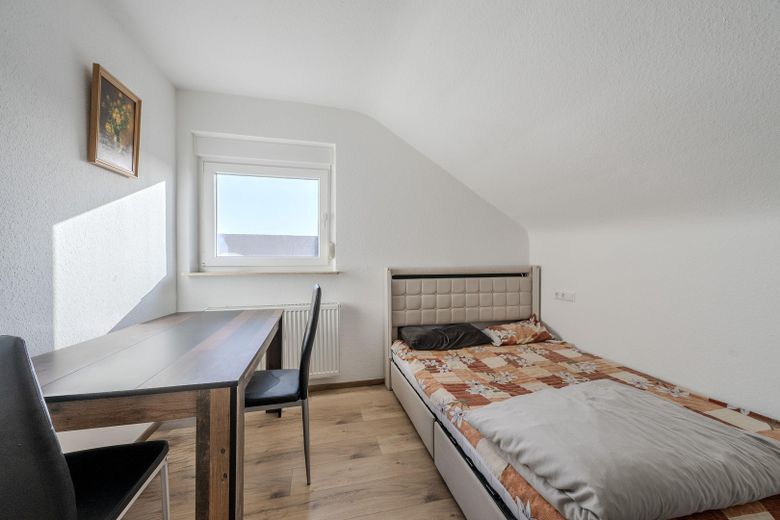 Kernsanierte 2-Zimmer-Dachgeschosswohnung mit neuer Einbauküche & Stellplatz in Oberstenfeld – Schlafzimmer