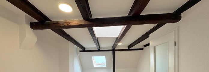 Frisch renovierte 3-Zimmer-Dachgeschosswohnung in bester Altstadtlage von Wismar. – Wohnzimmer
