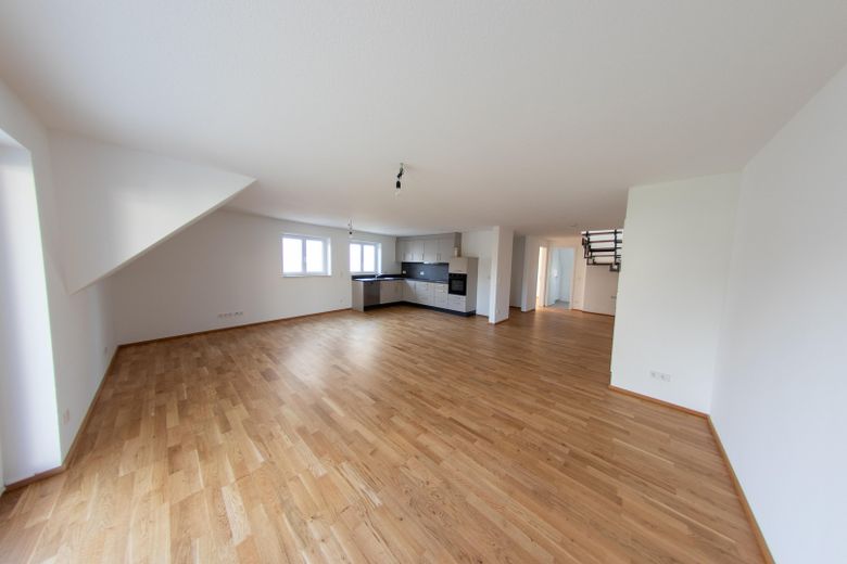 Moderne Neubau-Maisonettewohnung mit hochwertiger Ausstattung, Balkon und EBK – Wohnzimmer