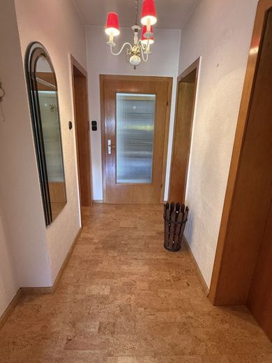 Viel Raum für Ideen: Zweifamilienhaus mit großem Garten, Garagen und Nebengebäude in Gohfeld – Flur der Erdgeschosswohnung