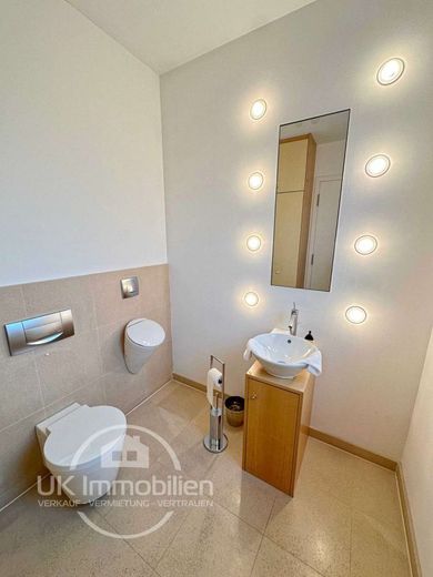 Unikat-Luxushaus mit Aufzug, Klima, Sauna, hausinterner Garage und und und – Gäste-WC