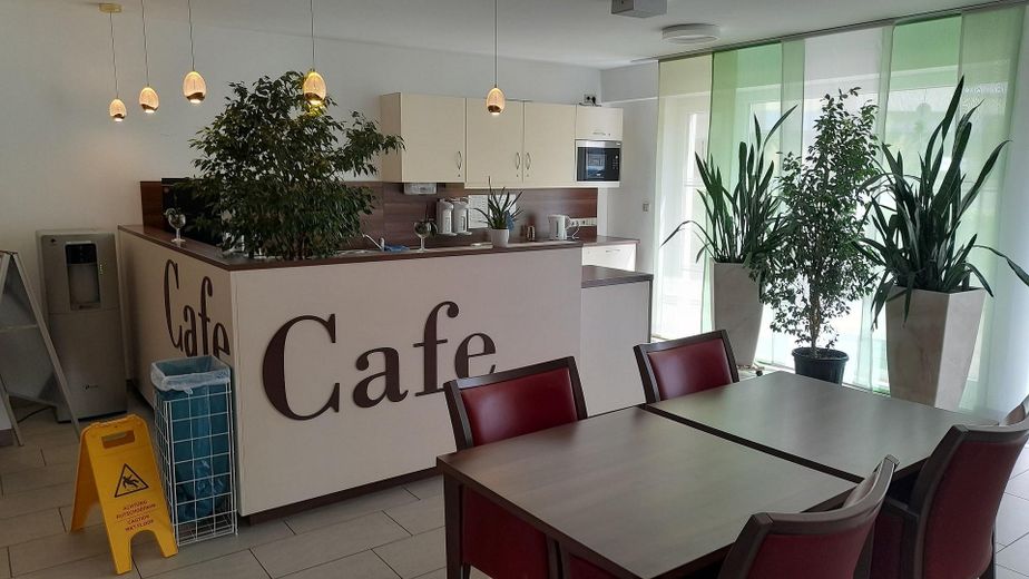 2 appartamenti per anziani in un edificio di prestigio, affittati a lungo termine, il vostro investimento con futuro - prezzo trattabile – Cafeteria für Besucher