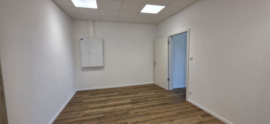 Moderne, lichtdurchflutete Bürofläche, 5 Stellplätze, repräsentativ, barrierefrei, sofort verfügbar – Foto 14