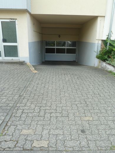 Luminoso appartamento di 2 locali in posizione centrale e tranquilla con balcone, loggia, vista sul verde e posto auto – Einfahrt Tiefgarage
