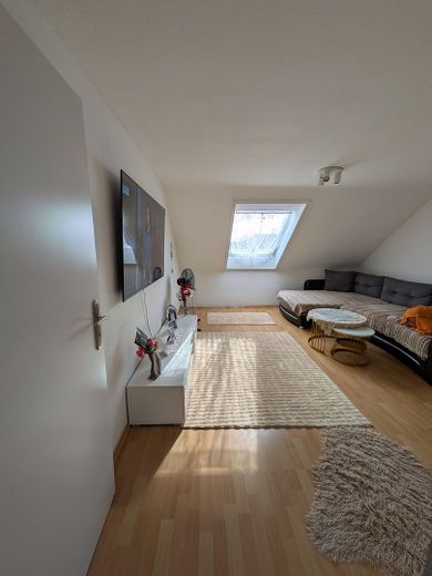 6,5 % Rendite - zuverlässig vermietete DG-Wohnung in Senden – Wohnzimmer