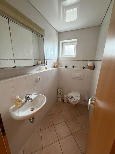 Ruhiges Wohnen ganz oben: Gepflegte 3-Zimmer-Wohnung mit Süd-West-Balkon & Tiefgarage – Photo 14