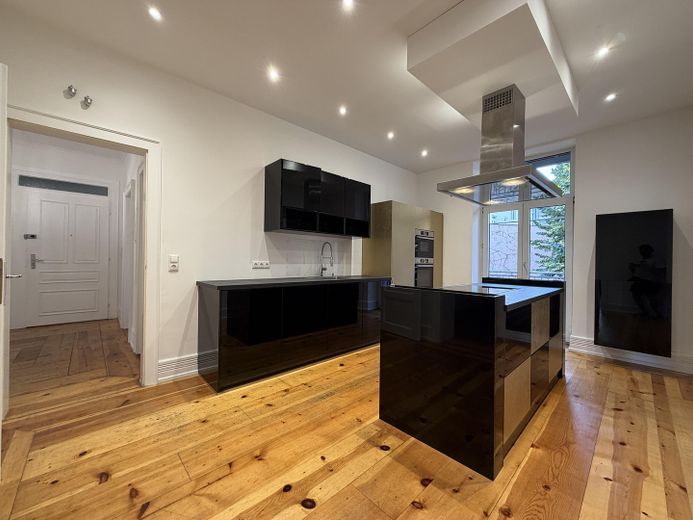 Appartement ancien de 3,5 pièces dans le Nordend avec balcon, cuisine équipée et plafonds de 3 m de hauteur – Küche