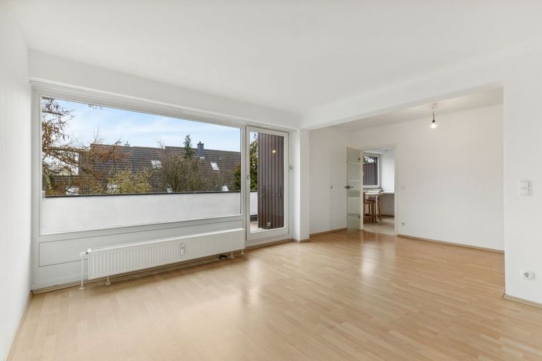 Modernisierte 3-Zimmer-Wohnung mit Tiefgaragenstellplatz in
bester Lage von HH-Meiendorf – Wohnzimmer