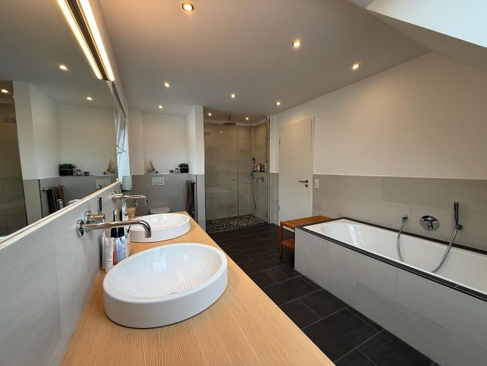 Your new home: Detached house with pool, heat pump, photovoltaic system and fireplace – Bad 1.OG