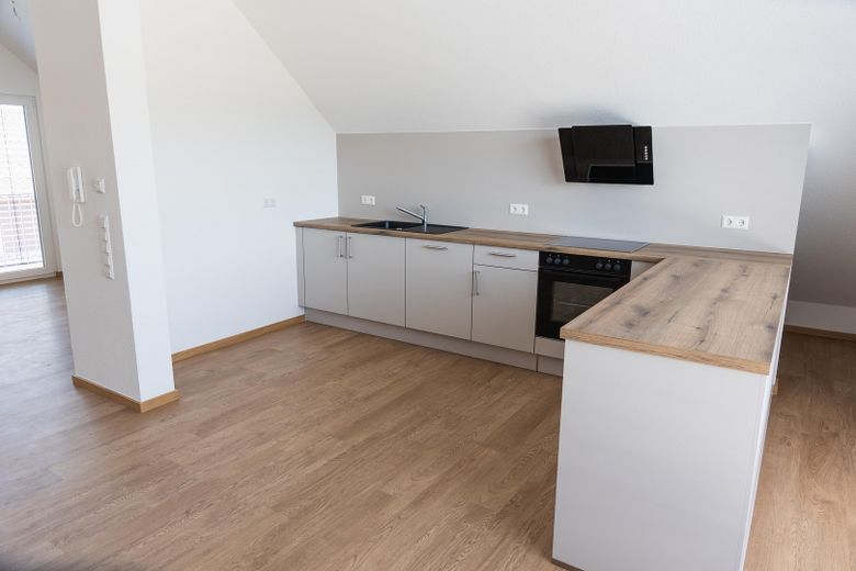 Besondere Maisonette-Wohnung (5,5 Zimmer) mit Balkon, EBK und Stellplatz – Einbauküche DG